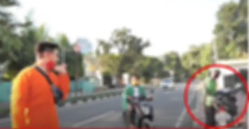 Baim Wong menolong pria berjaket ojek online