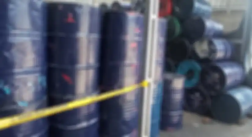 Ribuan drum berisi oli palsu ikut diamankan petugas dari gudang di Pinang, Tangerang.