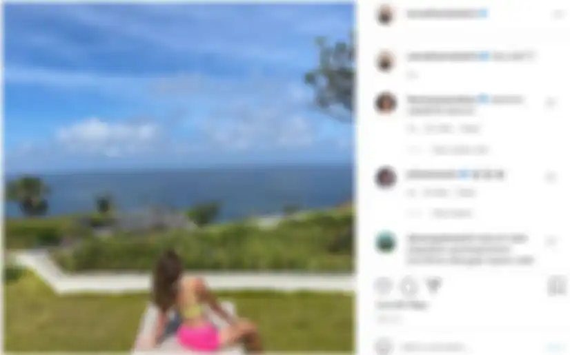 Penampilan seksi Nia Ramadhani pakai bikini