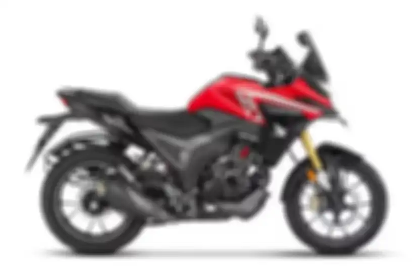 Sisi samping kanan motor baru Honda NX200 2025.