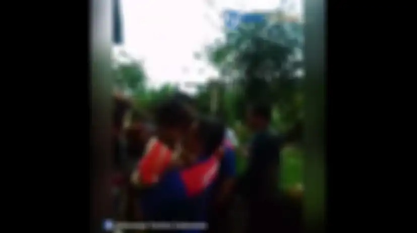 Awak PO Primajasa menggendong seorang anak Nurhayati, perempuan yang ditemukan meninggal saat naik Bus Primajasa. Nurhayati naik bus bersama tiga orang anaknya.