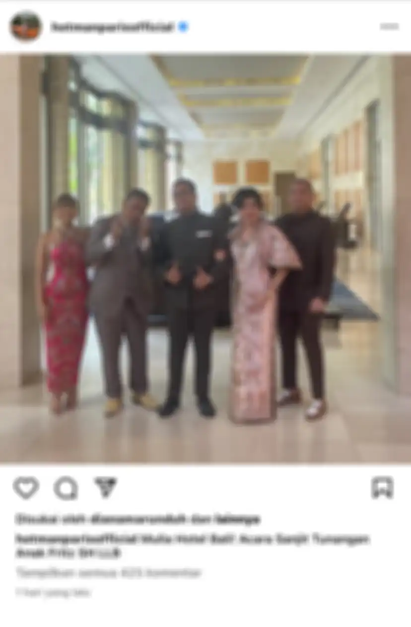 Keluarga Hotman Paris di acara pertunangan Fritz Hutapea.