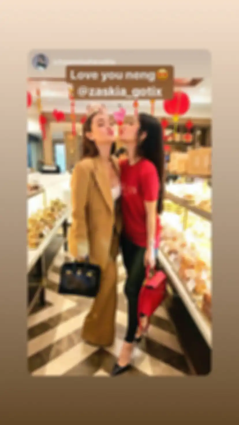 Zaskia Gotik tampak mengenakan setelan blazer bernuansa warna cokelat