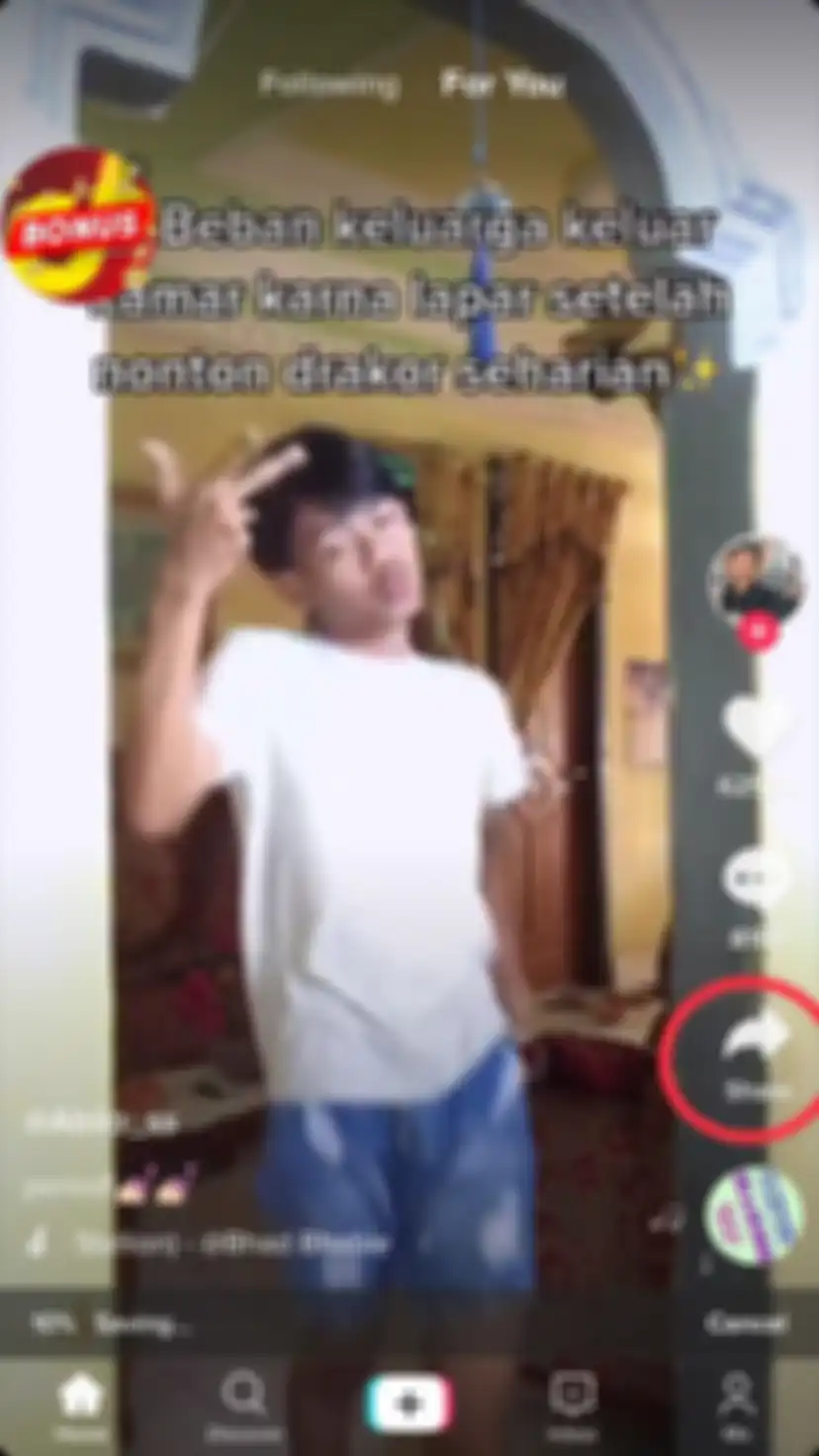 Tap tombol Share di bagian kanan layar.