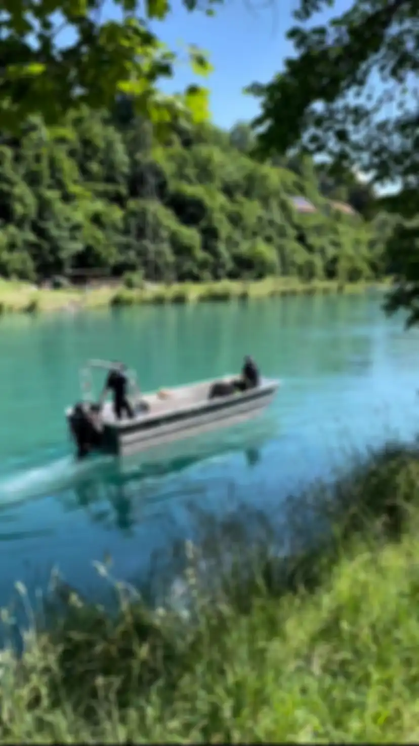 Polisi Maritim Bern, Swiss terus melakukan pencarian putra sulung Gubernur Jawa Barat Ridwan Kamil Emmeril Kahn di Sungai Aare, Bern, Swiss dengan menggunakan kapal.