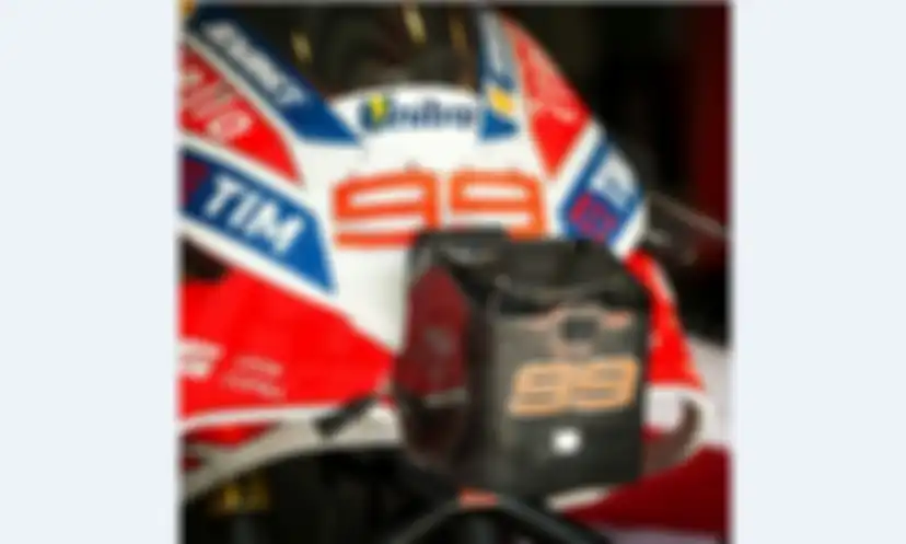 Motor Jorge Lorenzo juga menggunakan part yang sama