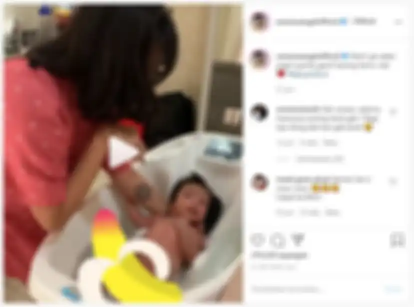 Aksi Vanessa Angel memandikan anaknya sambil bergoyang