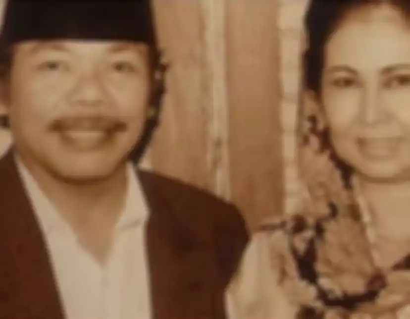 Foto bintang sinetron Si Doel Anak Sekolahan yang meninggal dunia di puncak kejayaannya ini selalu terpatri di hati. 
