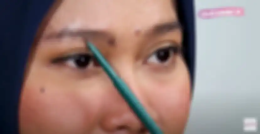 Buat titik di tengah alis bagian bawah