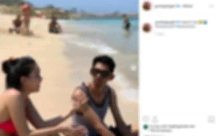 Ayu Ting Ting kepergok tampil seksi dalam balutan bikini two piece pasca pulang ibadah umroh.