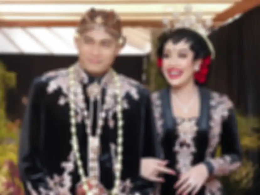 Pernikahan Shinta Bachir dan suami.