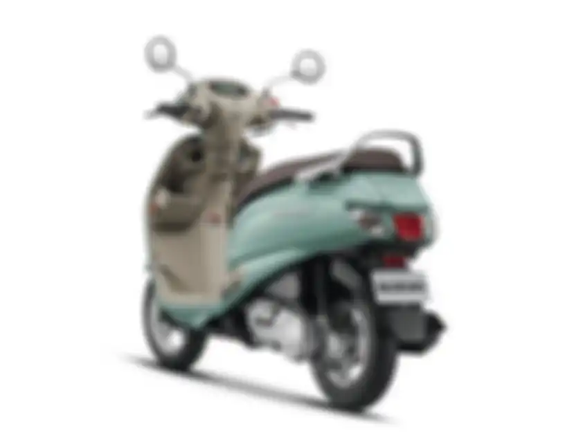 Motor matic baru Suzuki Access 125 2025 dilihat dari belakang.