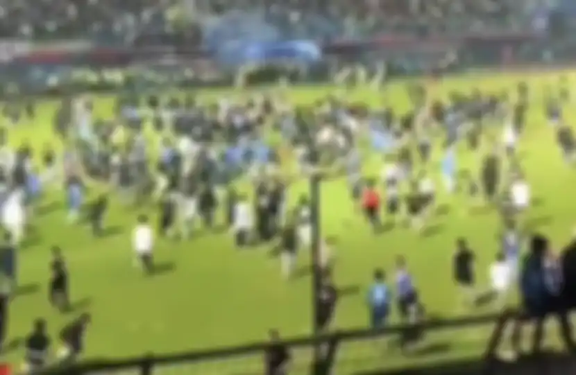 Rupanya sosok ini yang pertama turun ke lapangan hingga memicu kerusuhan di Stadion Kanjuruhan. Foto wajahnya terekam kamera.