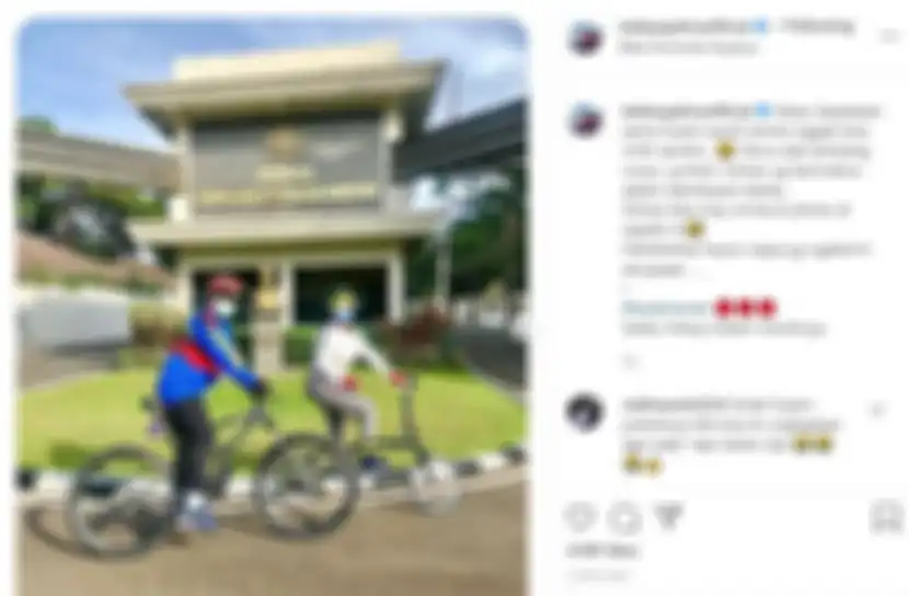 Bella Saphira memamerkan kekompakan dengan bersepeda berdua