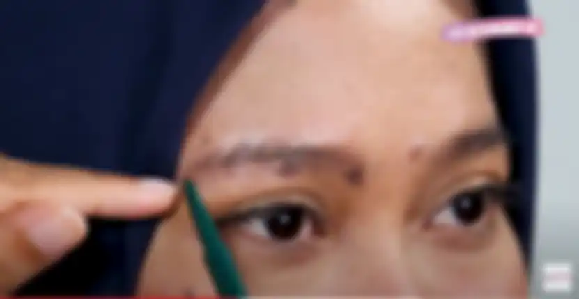 Titik di ujung belakang alis
