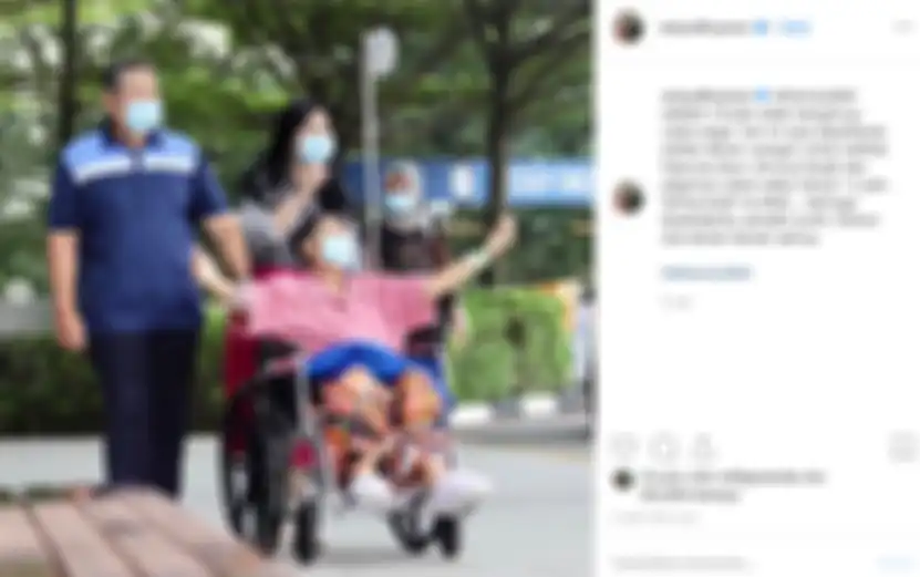 Bahagianya Ani Yudhoyono jalan di taman rumah sakit