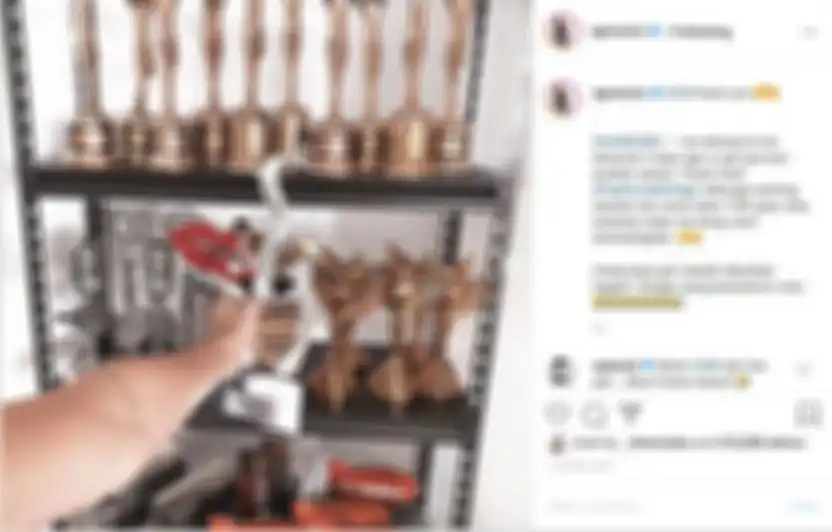 Tunjukkan koleksi piala penghargaannya yang memenuhi lemari, Agnez Mo banjir komentar dari netizen