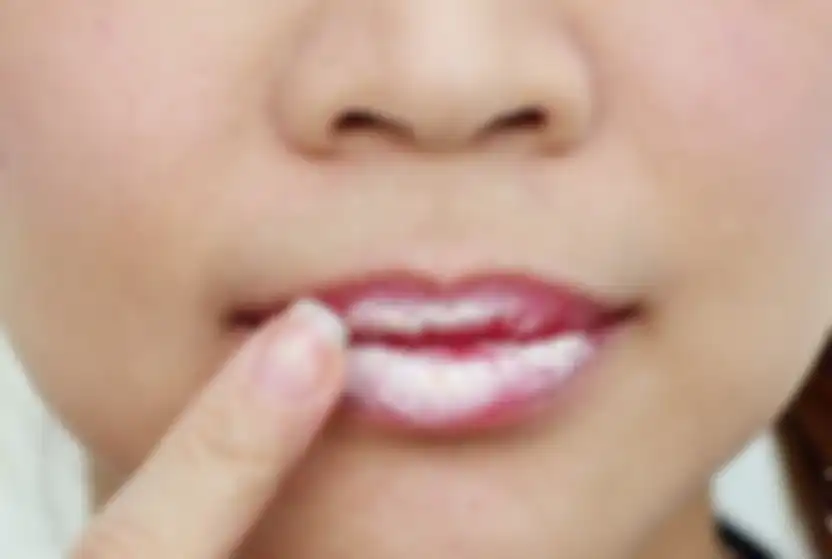 memakai lip primer