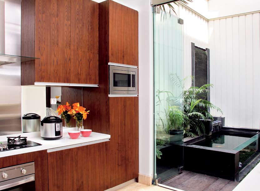 Dapur compact berbatasan dengan taman.