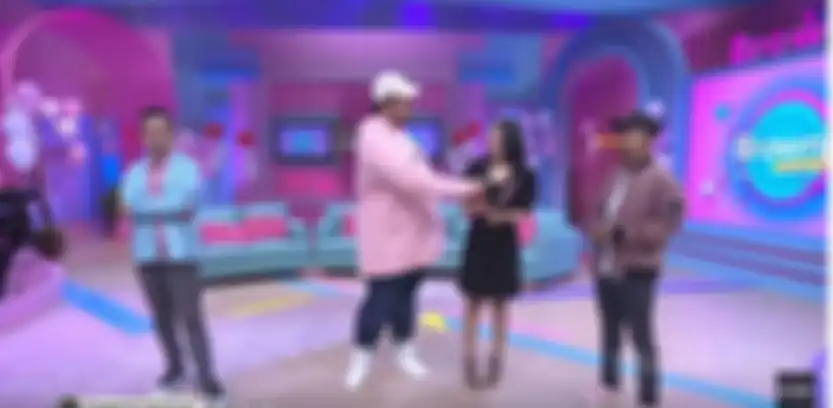 Ivan Gunawan memberikan bunga untuk Wika Salim