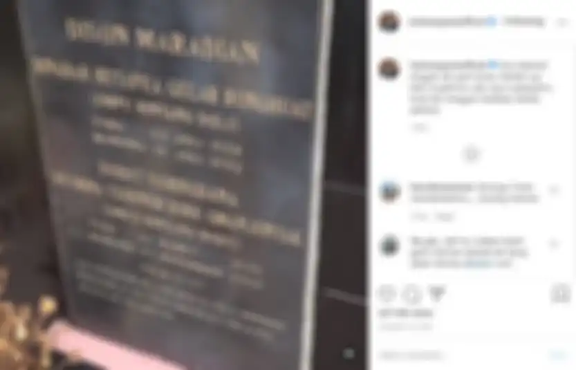 Makam orang tua Hotman Paris 