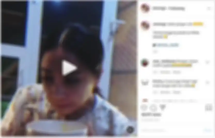 Nagita Slavina nampak begitu kegirangan hanya dengan makan mie rebus di pinggir kandang kucingnya