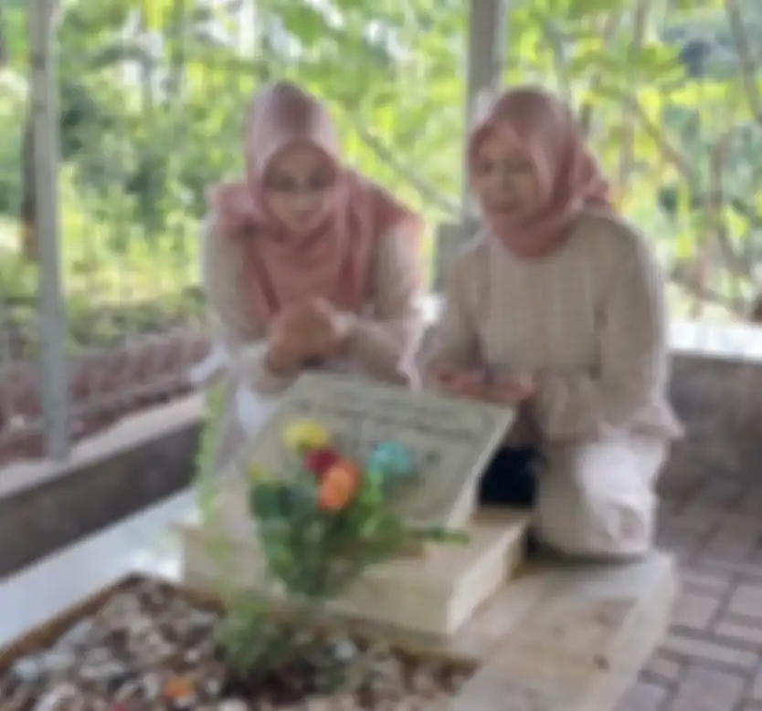 Berikut ini 7 foto momen Lebaran Bupati Purwakarta tanpa didampingi suaminya, Dedi Mulyadi. Netizen sudah curiga petunjuk itu.