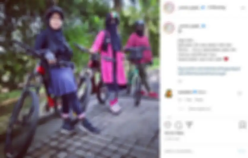 Pamer foto saat angkat sepeda di atas kepala, cara berpakaian Umi Pipik malah dikritik degara dinilai terlalu ketat, istri Mendiang Uje langsung beri jawaban tak terduga 