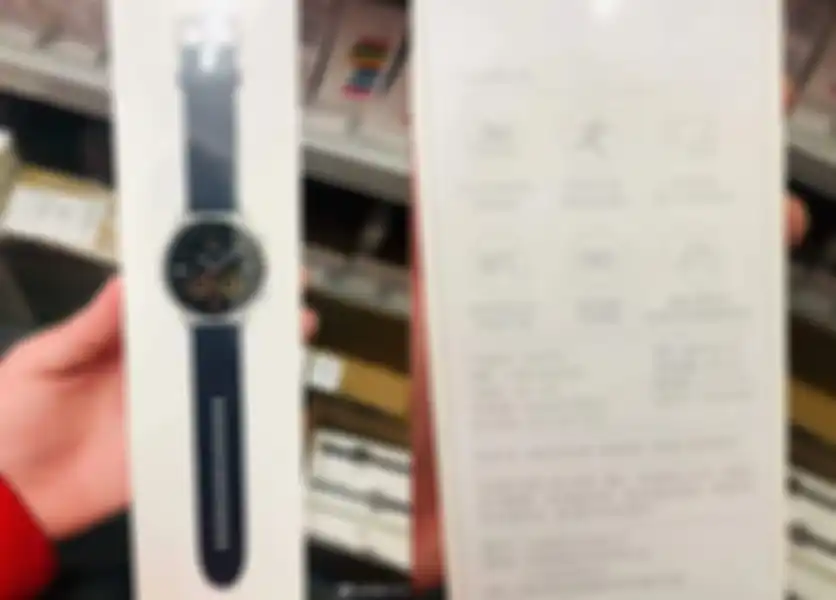 Tampak depan dan belakang kotak penjualan Mi Watch Color