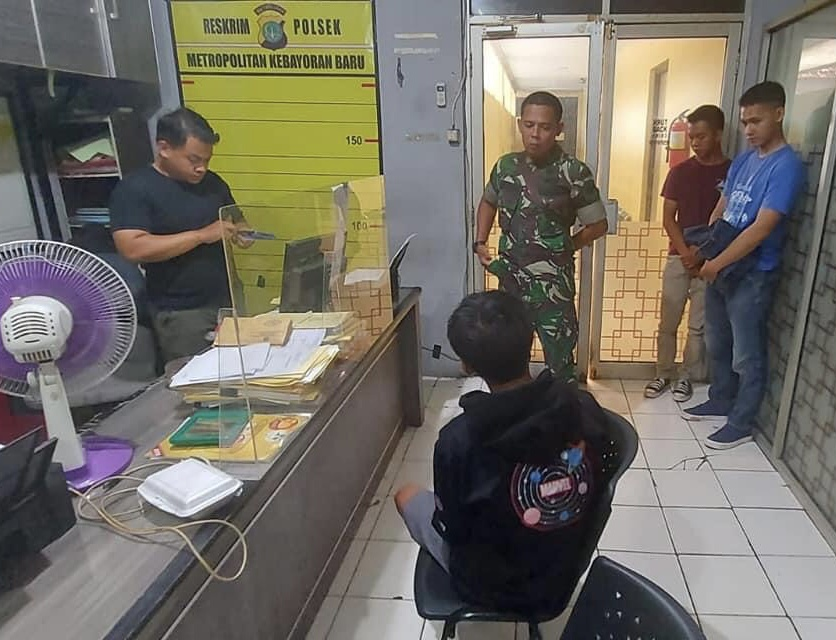 Prajurit TNI AD dari Yonarhanud 10/ABC Kodam Jaya berhasil membikin muka begal Kebaoran Baru bonyok. Ternyta punya ilmu lumpuhkan musuh. 