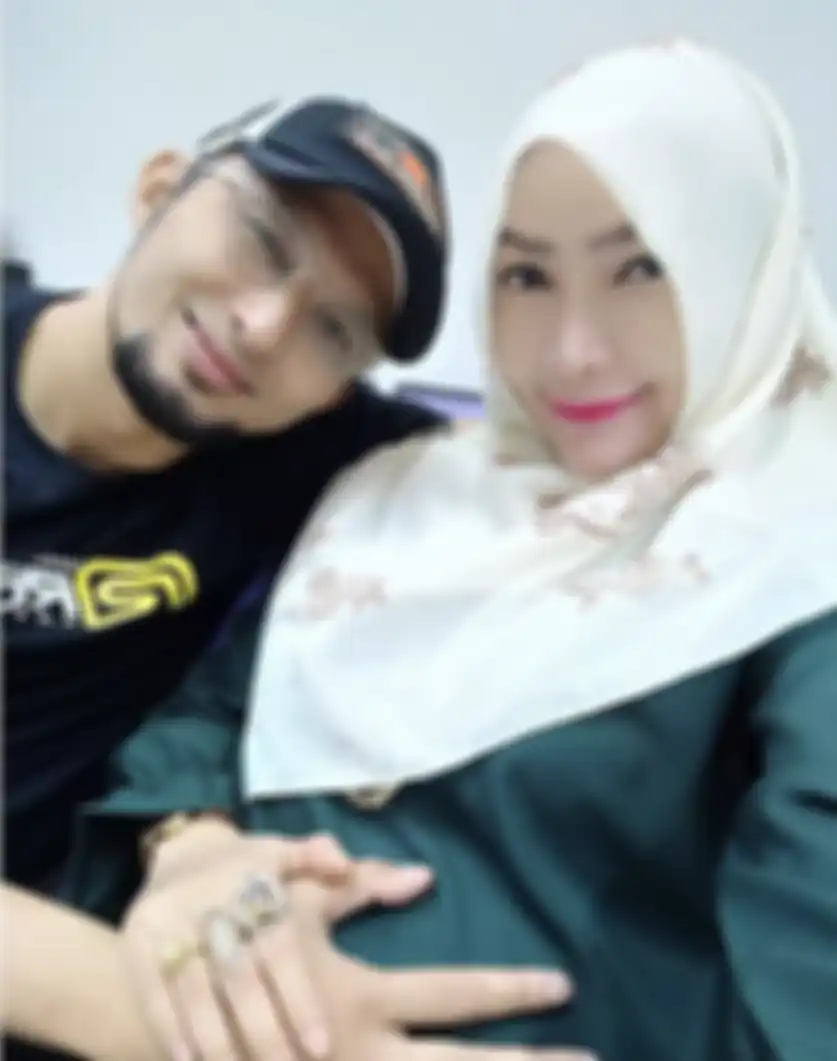 Suami Roro Fitria Andre Irawan mengaku joget tanpa busana buat lucu-lucuan, namun di dalam kamar pribadi mereka terpasang foto mertua.