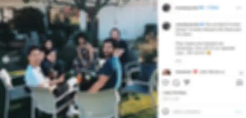 Maudy Ayunda saat bersantai dengan teman-temannya. 