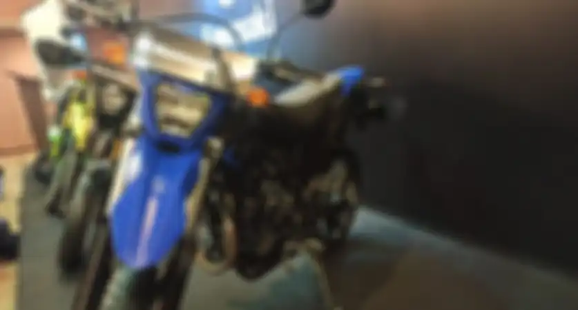 Salah satu pembaruan Kawasaki KLX 230 2022, lampu depannya sudah LED.