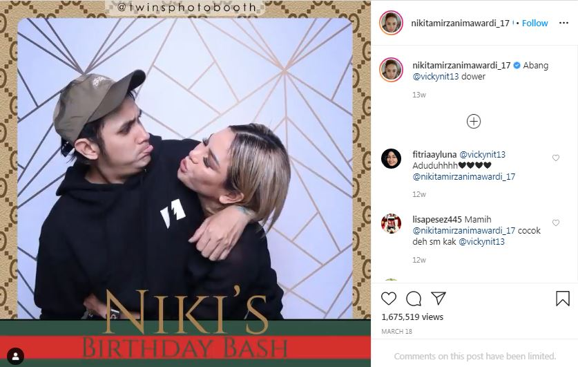 Nikita Mirzani berfoto mesra dengan Vicky Nitinegoro