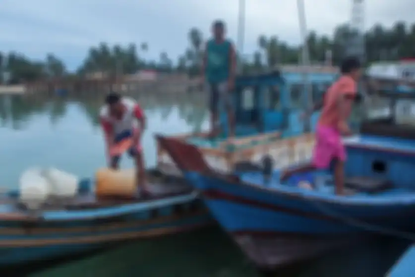 Nelayan tradisional memasukkan ikan tangkapan ke dalam jerigen di Teluk Baruk, Sepempang, Natuna, Senin, 7 Oktober 2019. Kepulauan Natuna merupakan salah satu wilayah yang menyimpan potensi sumber daya perikanan laut. 