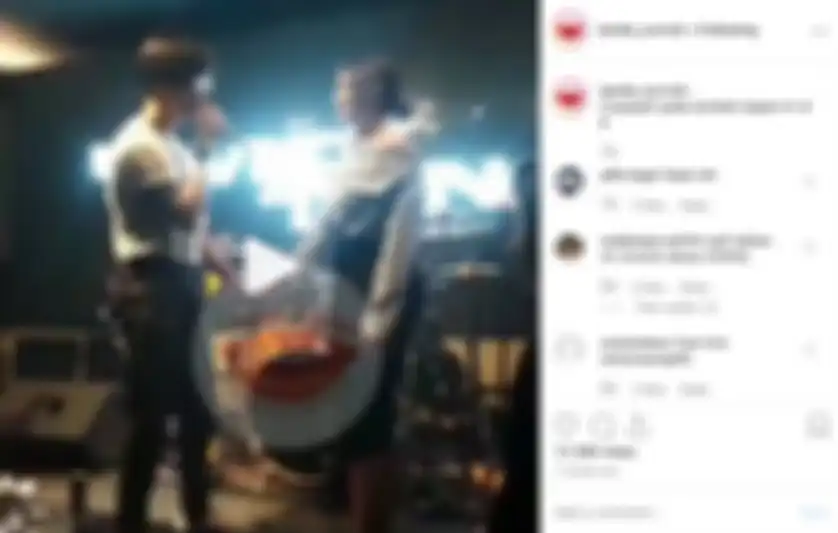 Dikta menyanyikan Janji Suci pada Enzy Storia