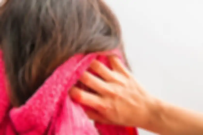 mengeringkan rambut dengan handuk