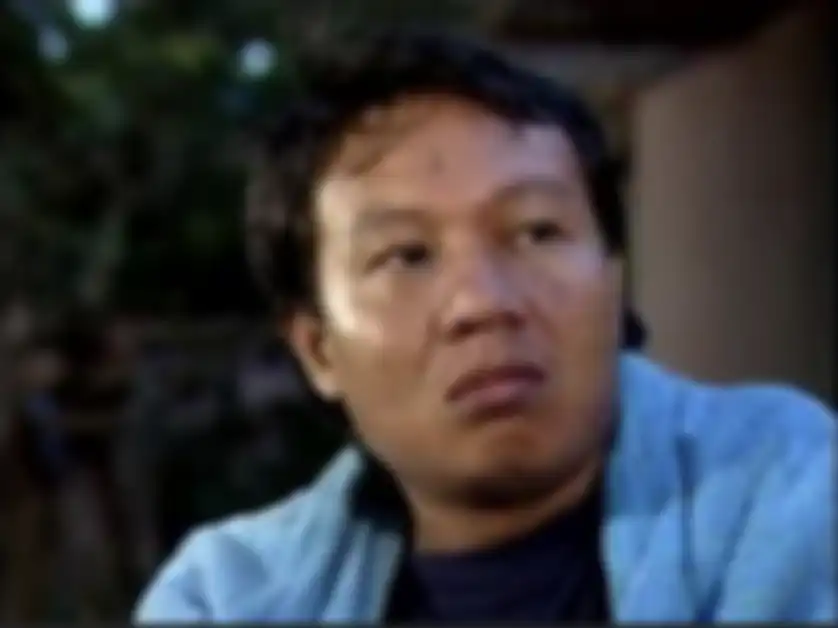 Foto jenazah bintang sinteron Si Doel bikin trenyuh. Selain sahabatnya, juga terlihat antusiasme warga sekitar yang ingin melayat ke rumah duka. 