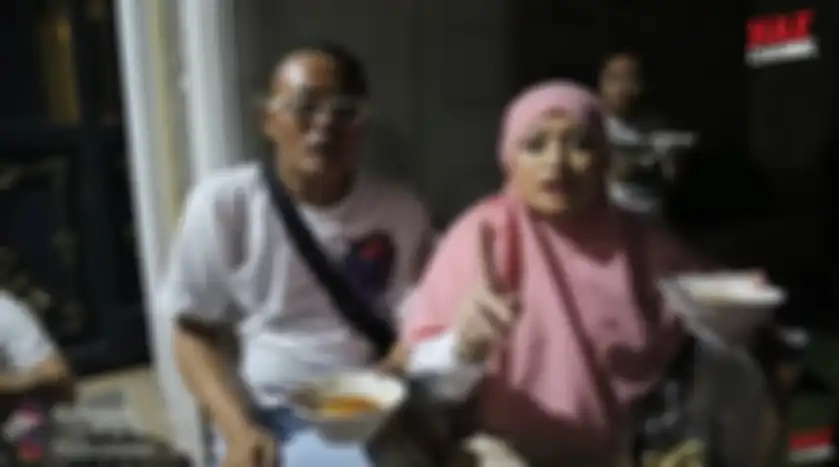 Sule dan Nathalie Holscher makan bakso di depan rumah