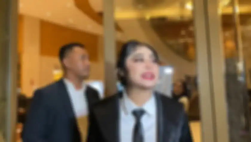 Dewi Perssik dan Rully. 