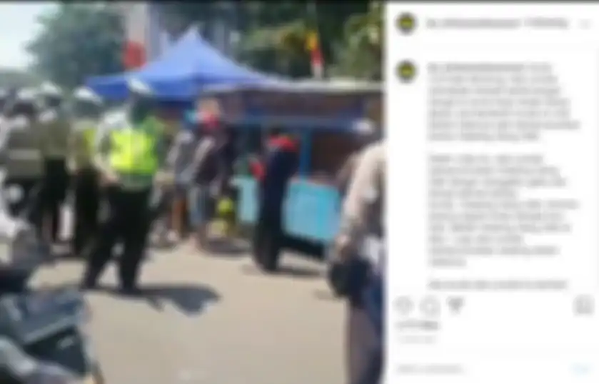 Saking ramainya, warung Odading Mang Oleh sampai di jaga ketat polisi
