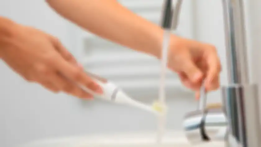 Disinfeksi sikat gigi dan pembersih gigi perlu dilakukan oleh pasien yang sembuh dari Covid-19.