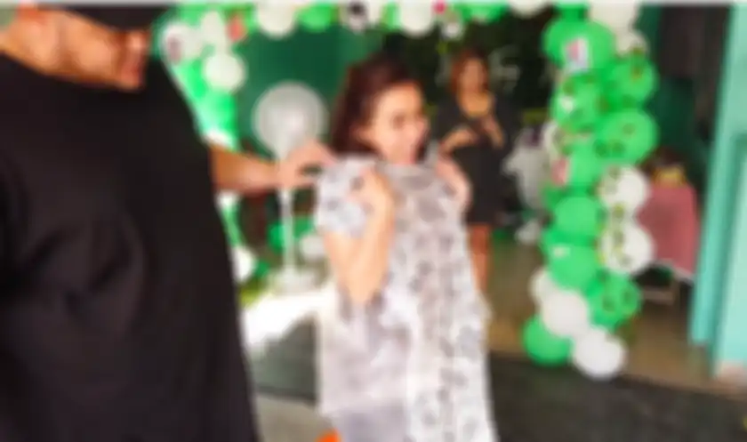 Ayu Ting Ting memamerkan kado ulang tahun yang diberikan oleh Ivan Gunawan