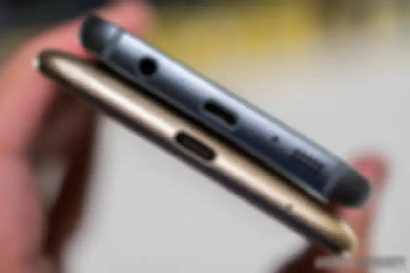 Port micro-USB (atas) dan Type-C (bawah) di hape Android