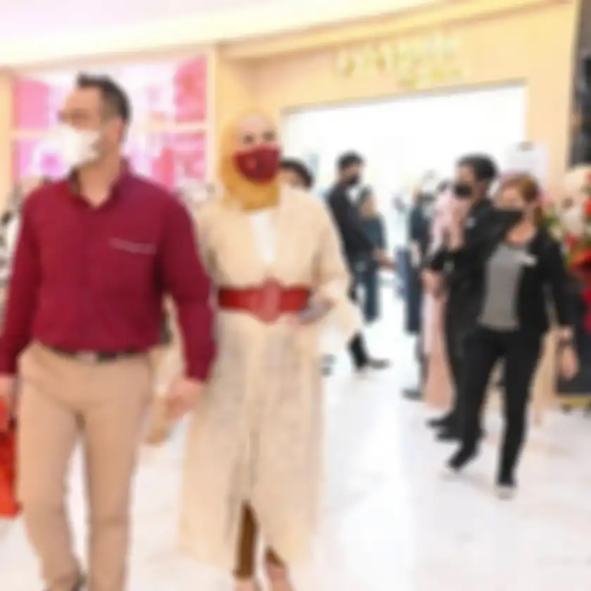 Foto Ferry Irawan yang terus mengumbatr mesra dengan Venna Melinda terlanjur dihujat. Ide resepsi mewah justru datang dari sosok ini.