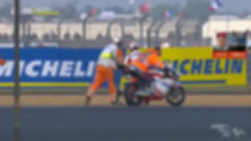 Mario Aji saat crash di FP3 Moto3 Prancis 2023.