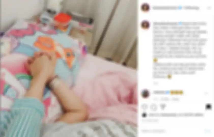 Unggahan Denada Tambunan yang menceritakan posisi tidur anaknya, Aisha atau Shakira Aurum.