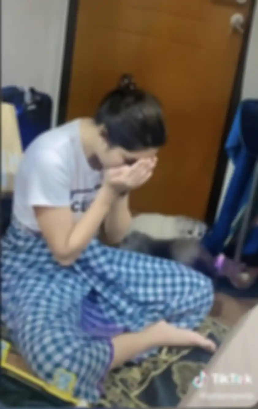 Millen Cyrus kembali nikin heboh. Kini, dia terlihat salat dengan sarung. Keponakan Ashanty bilang dia ingin dimakamkan sebagai pria tulen. "Kalau operasi muka udah, payudara juga. Tapi bawah tidak mau. Di mana pun konten aku selalu bilang aku tidak mau sex change. Tidak