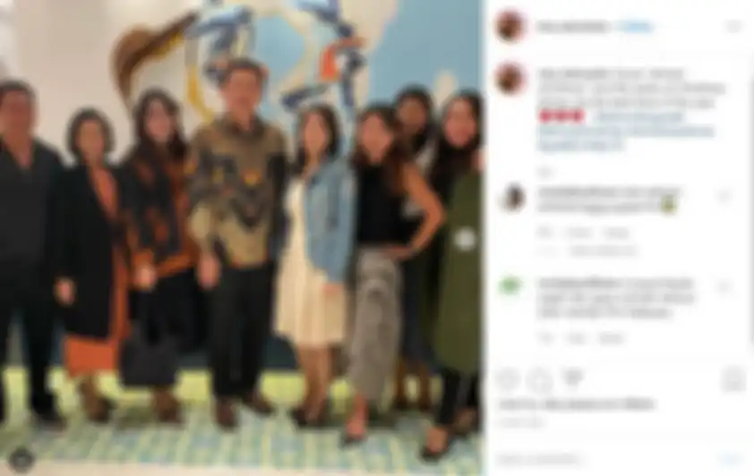 Puput Nastiti Devi memakai sandal taplak dengan harga selangit