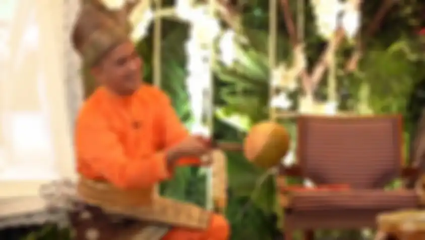 Ruben Onsu membelah kelapa tepat di tengah
